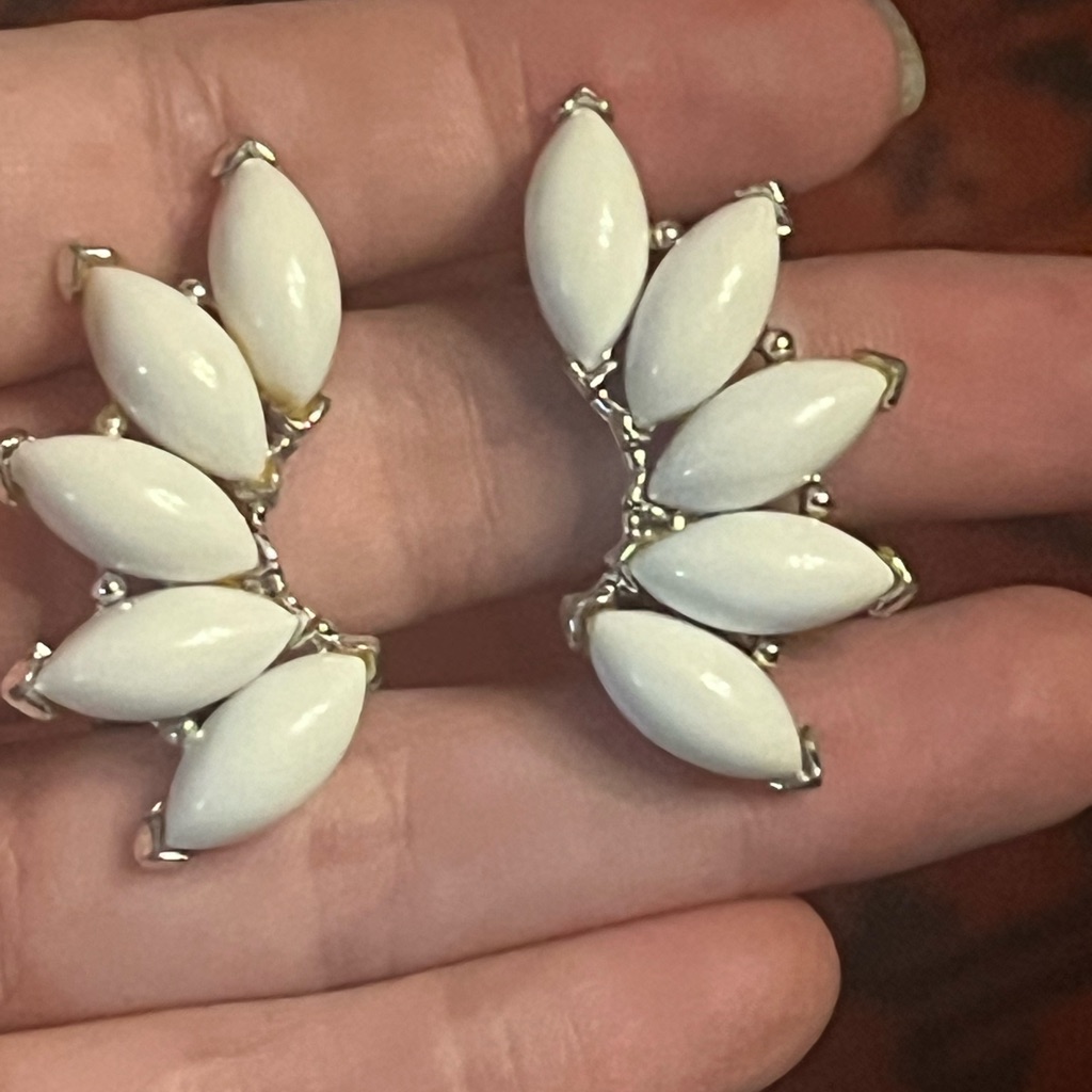 Vintage Silver Tone Clip Earrings With White Plastic Accents Star 20$